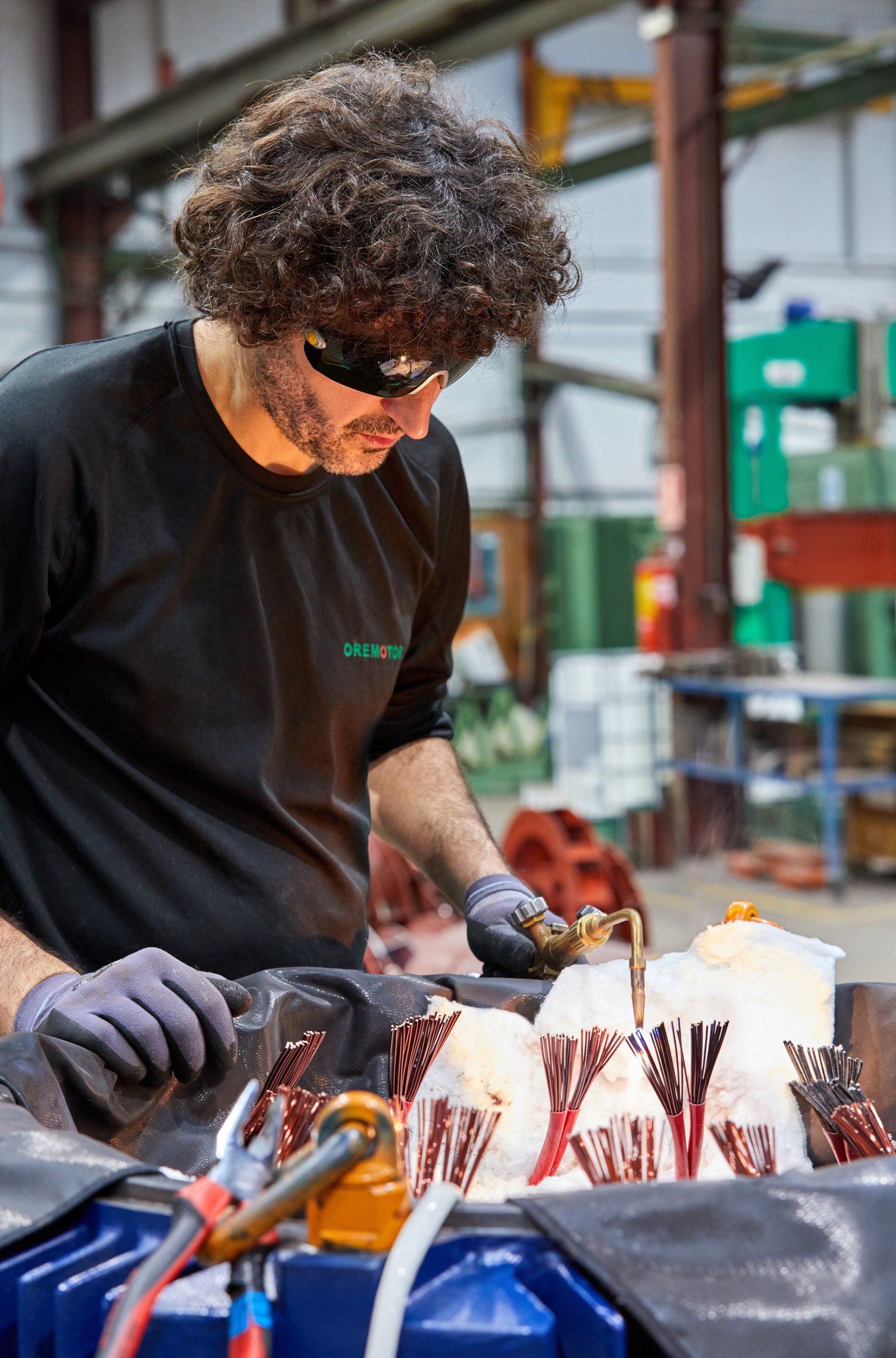 Técnico preparando el bobinado de un rotor
