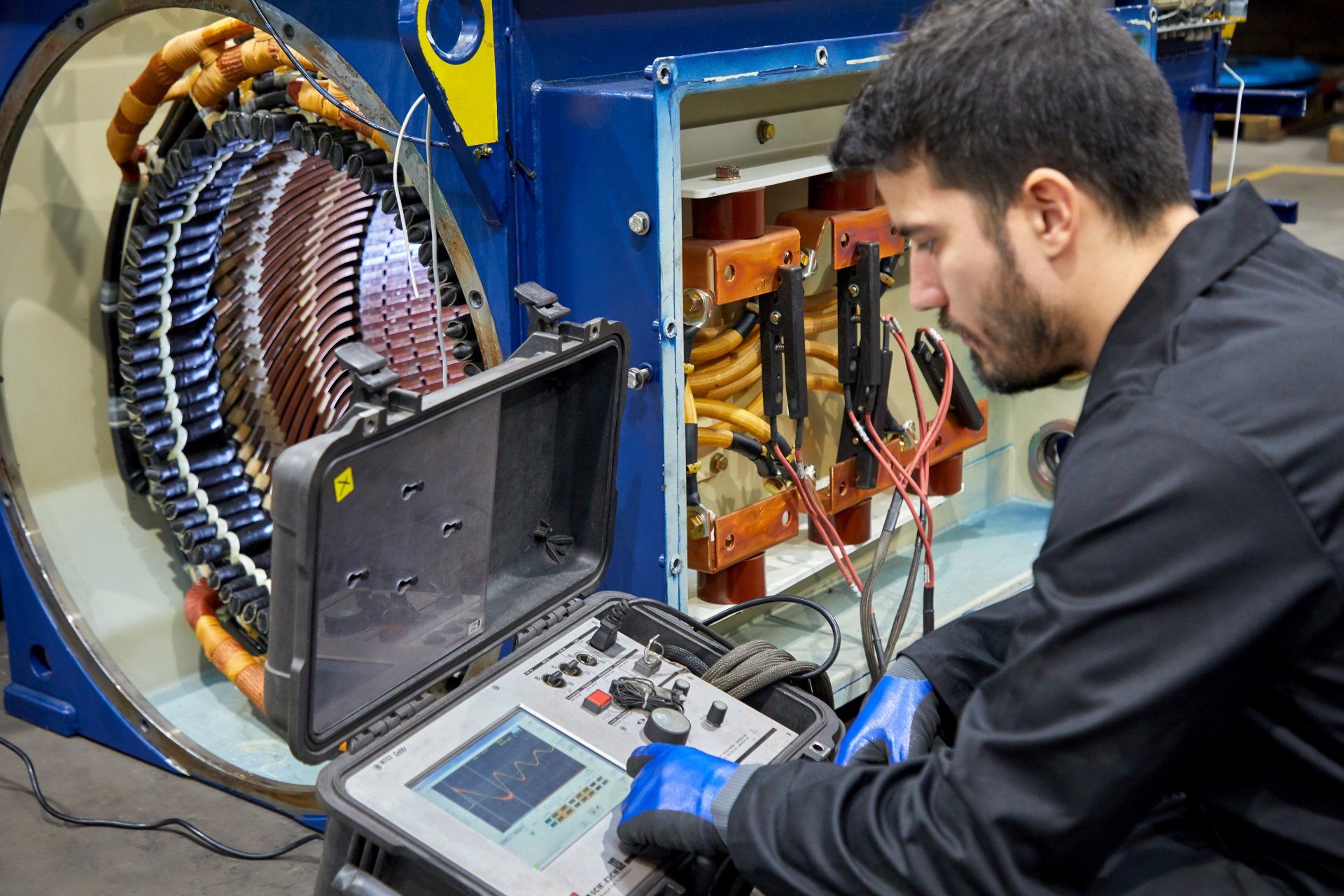 Técnico realizando pruebas sobre un generador