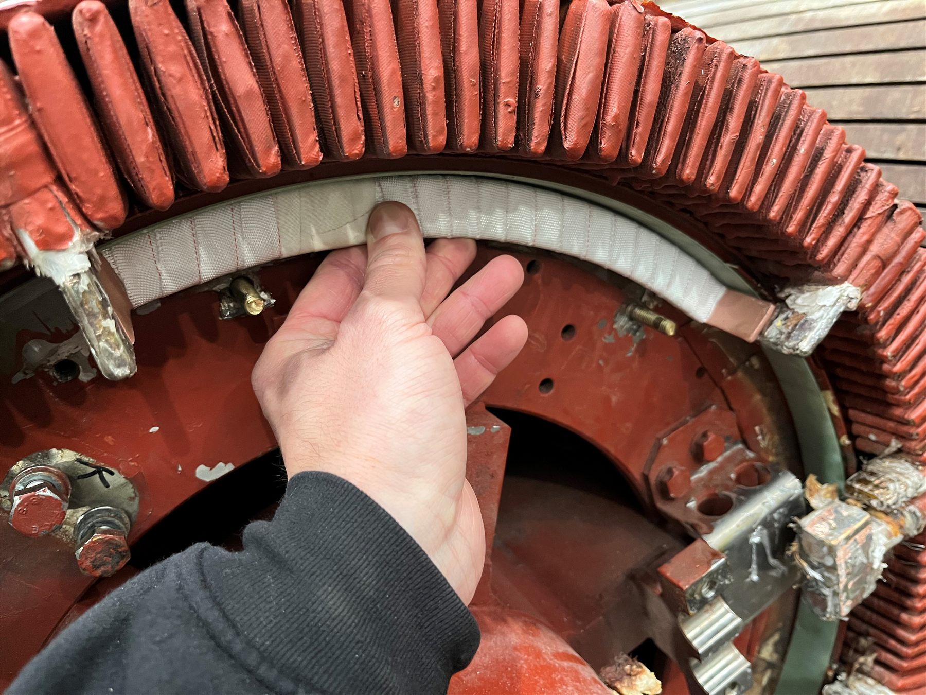 Prueba de ajuste del conjunto retrofit sobre el rotor del generador